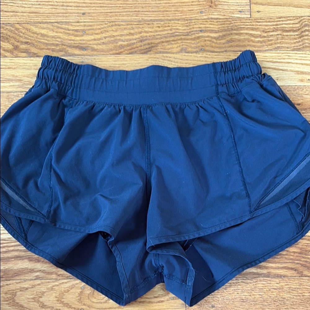 navy blue lululemon hotty hot shorts size 8 regulaur 2.5 in